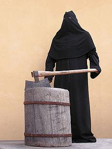 220px-Палач_у_экспозиции_орудий_пыток_(ретушь)