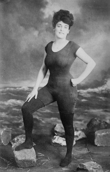 Аннет Келлерман демонстрирует женский купальный костюм в 1907 году.