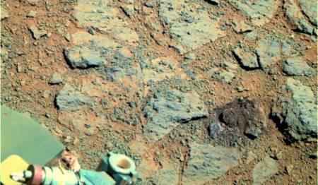 К марсоходу Opportunity "приполз" загадочный камень () К марсоходу Opportunity "приполз" загадочный камень