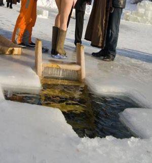 Крещение: эксклюзивные морозы на тонком льду () Крещение: эксклюзивные морозы на тонком льду