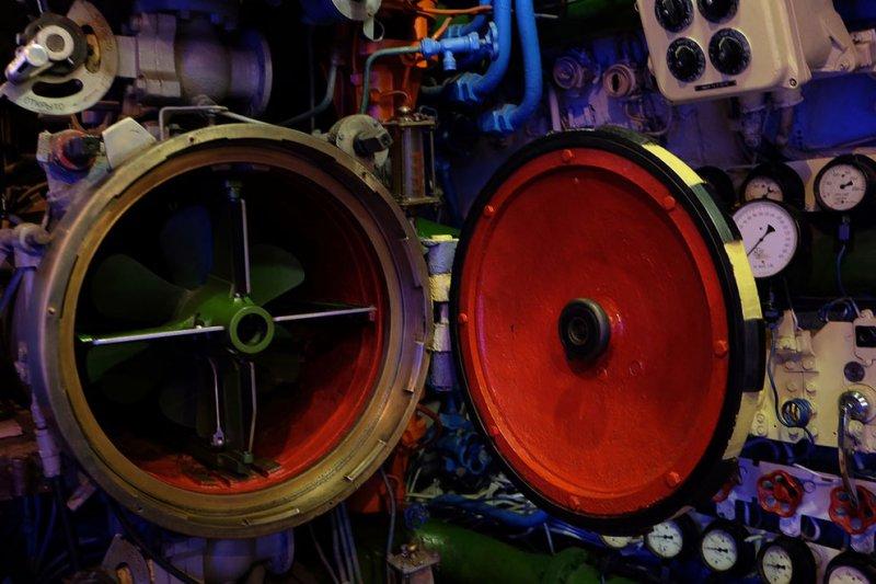 Куда деваться с подводной лодки?