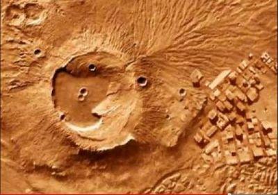 Лица и замок на Марсе