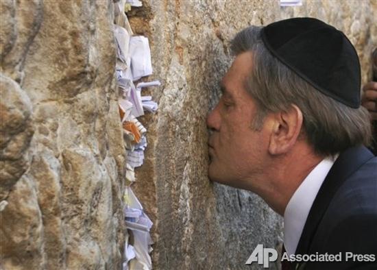 Украина, Киев, ВЛАСТЬ И ОППОЗИЦИЯ ЖДУТ ВЫСАДКИ АМЕРИКАНСКОГО ДЕСАНТА: "ЛАСКАВО ПРОСИМО!"