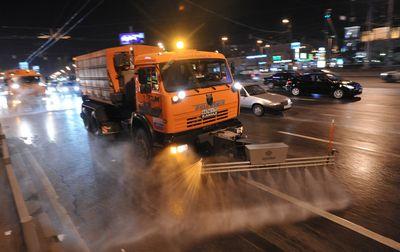 Столичные коммунальщики отмыли МКАД шампунем () Столичные коммунальщики отмыли МКАД шампунем