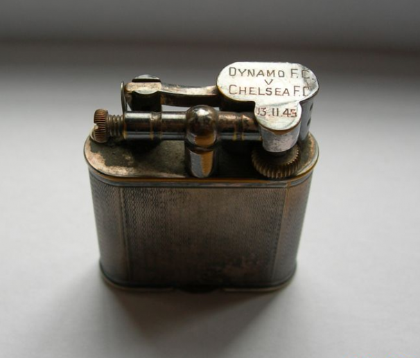 Военные зажигалки () Военные зажигалки