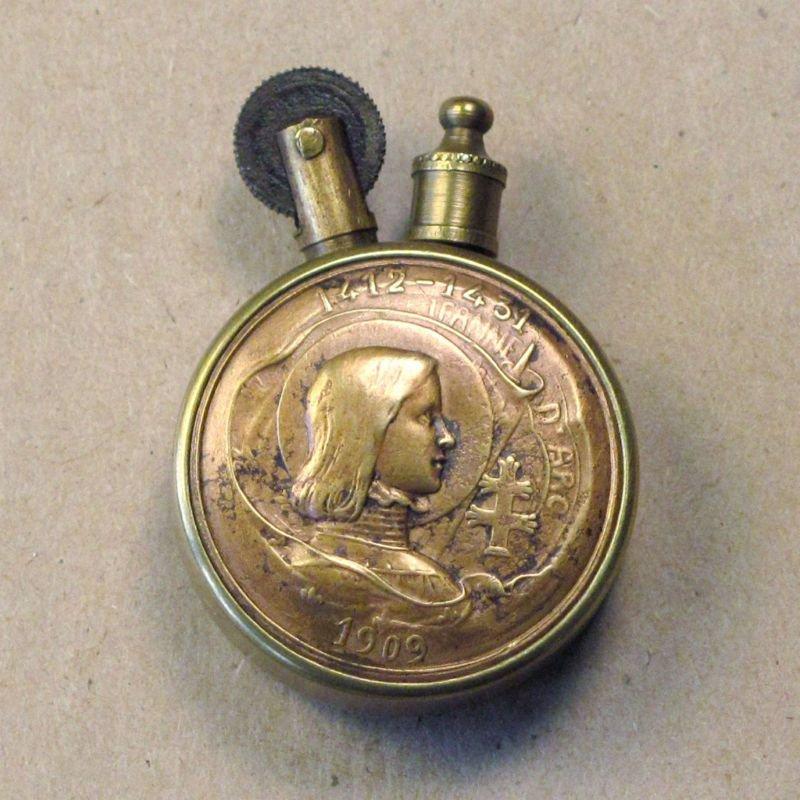 Военные зажигалки () Военные зажигалки