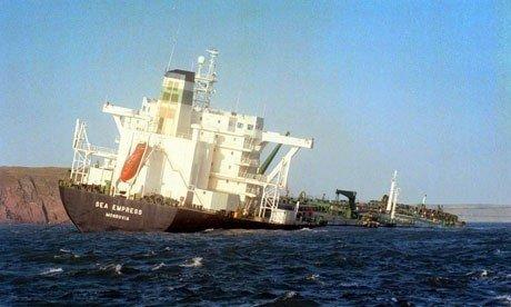 В начале 1996 г. у берегов Великобритании сел на мель танкер "Си Эмпресс". 