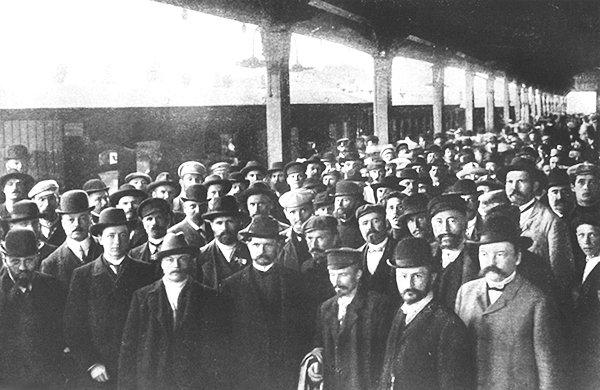 «Обливать солдат кипятком, а полицейских — серной кислотой» () «Обливать солдат кипятком, а полицейских — серной кислотой»