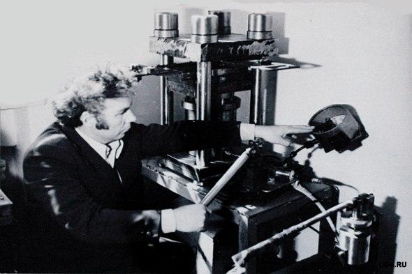 Фальшивомонетничество () Фальшивомонетничество