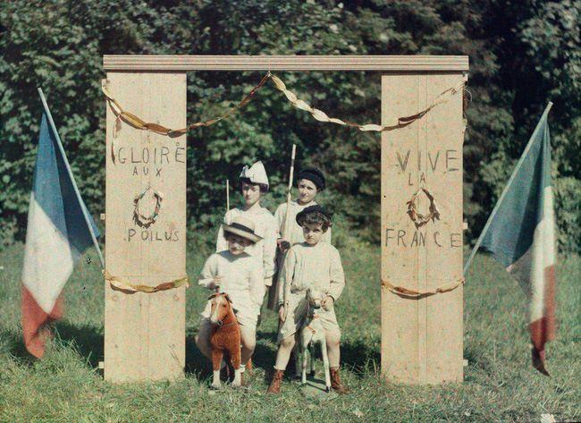 1915 год. Дети играют в войну на улицах Парижа () 1915 год. Дети играют в войну на улицах Парижа