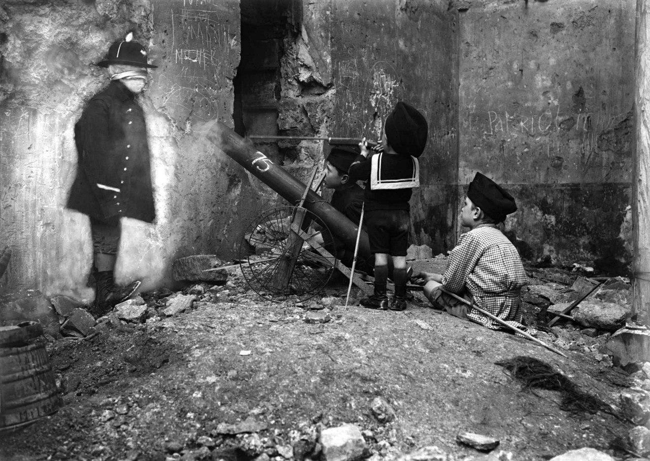 1915 год. Дети играют в войну на улицах Парижа () 1915 год. Дети играют в войну на улицах Парижа