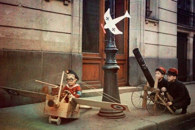 1915 год. Дети играют в войну на улицах Парижа () 1915 год. Дети играют в войну на улицах Парижа