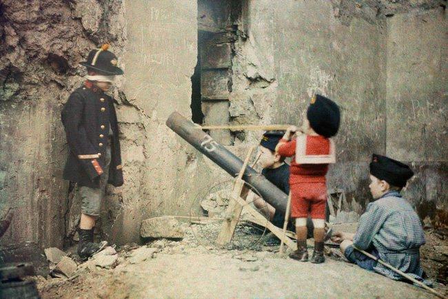 1915 год. Дети играют в войну на улицах Парижа () 1915 год. Дети играют в войну на улицах Парижа