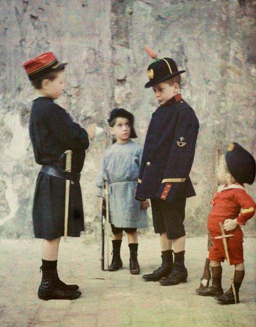 1915 год. Дети играют в войну на улицах Парижа () 1915 год. Дети играют в войну на улицах Парижа