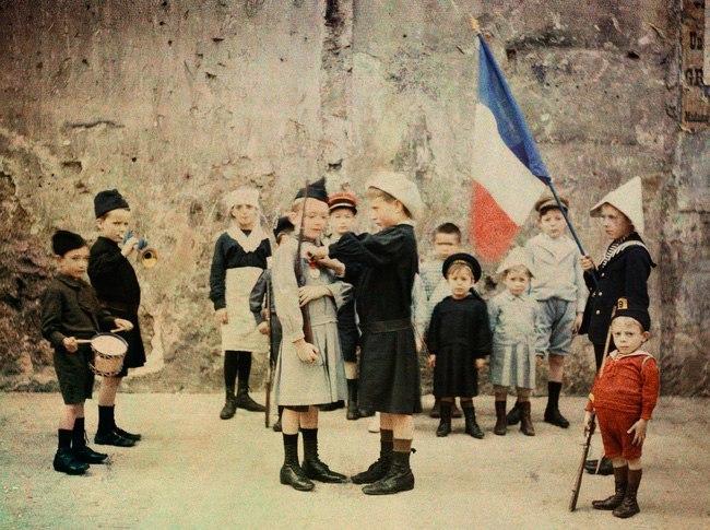 1915 год. Дети играют в войну на улицах Парижа () 1915 год. Дети играют в войну на улицах Парижа