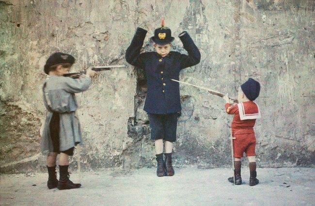 1915 год. Дети играют в войну на улицах Парижа () 1915 год. Дети играют в войну на улицах Парижа