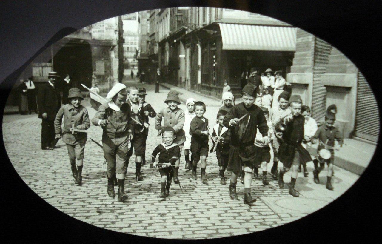 1915 год. Дети играют в войну на улицах Парижа () 1915 год. Дети играют в войну на улицах Парижа