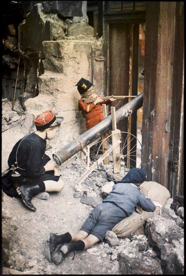 1915 год. Дети играют в войну на улицах Парижа () 1915 год. Дети играют в войну на улицах Парижа