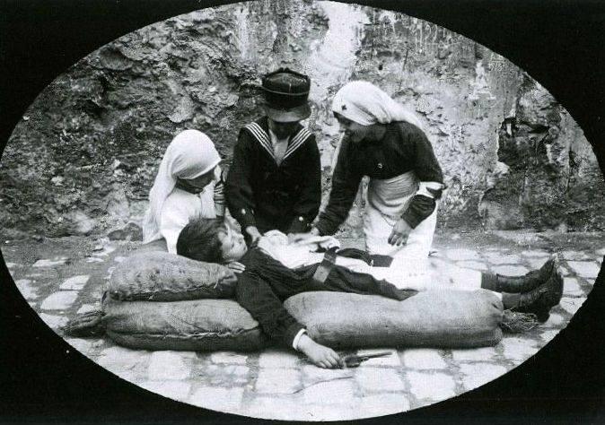 1915 год. Дети играют в войну на улицах Парижа () 1915 год. Дети играют в войну на улицах Парижа