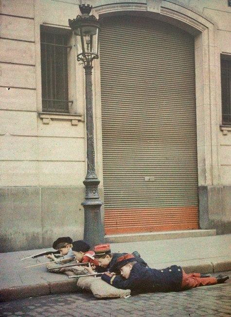 1915 год. Дети играют в войну на улицах Парижа () 1915 год. Дети играют в войну на улицах Парижа