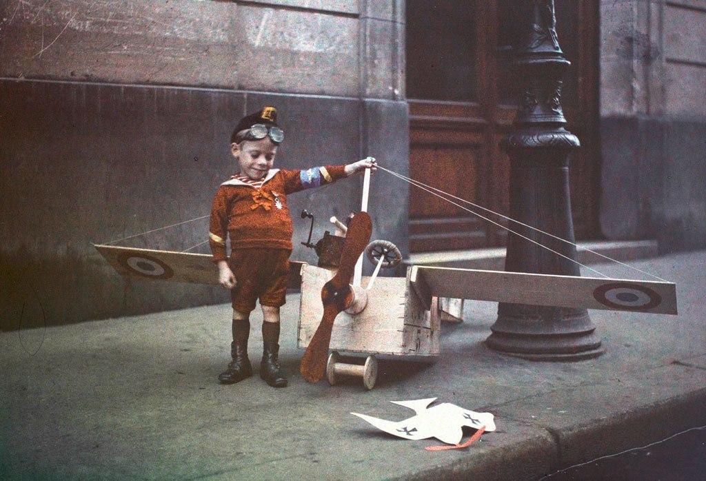 1915 год. Дети играют в войну на улицах Парижа () 1915 год. Дети играют в войну на улицах Парижа