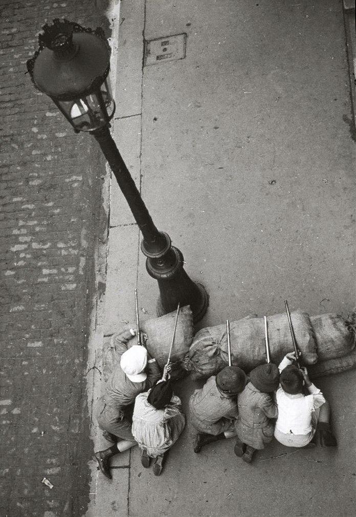 1915 год. Дети играют в войну на улицах Парижа () 1915 год. Дети играют в войну на улицах Парижа