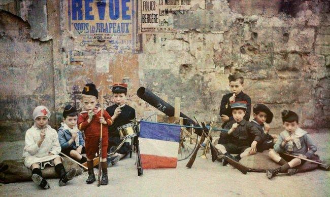 1915 год. Дети играют в войну на улицах Парижа () 1915 год. Дети играют в войну на улицах Парижа