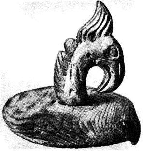 Рис. 56. Налобная бляха из первого набора деревянных укра¬шений упряжи коня.