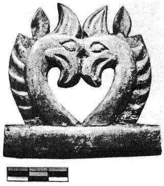 Плоская подвеска с грифонами — украшение из первого набора упряжи коня.