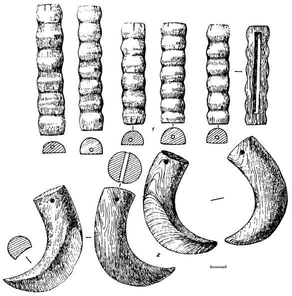 Деревянные пластинки — украшения ремней конской упряжи (У), деревянные подвески в виде клыков кабана — украшения конской упряжи (2).