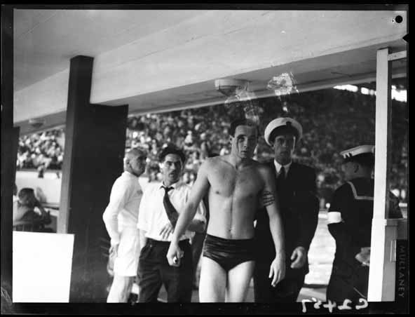 Кровь в бассейне () Кровь в бассейне