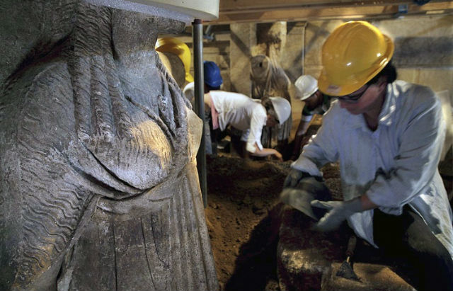 На раскопках на месте древнего города Амфиполис в Греции найдена голова мраморного сфинкса