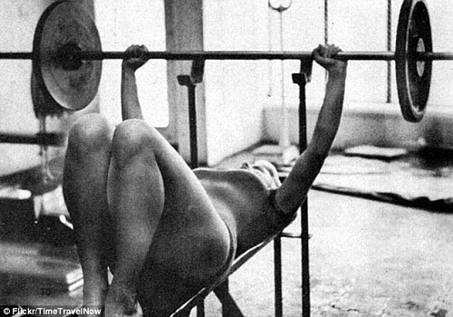 Пинап (pin-up) девушки в процессе подготовки к фотосессиям (1950-е) () Пинап (pin-up) девушки в процессе подготовки к фотосессиям (1950-е)