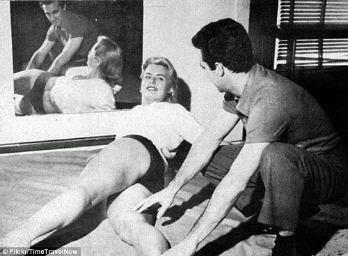 Пинап (pin-up) девушки в процессе подготовки к фотосессиям (1950-е) () Пинап (pin-up) девушки в процессе подготовки к фотосессиям (1950-е)