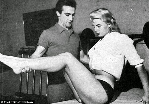 Пинап (pin-up) девушки в процессе подготовки к фотосессиям (1950-е) () Пинап (pin-up) девушки в процессе подготовки к фотосессиям (1950-е)