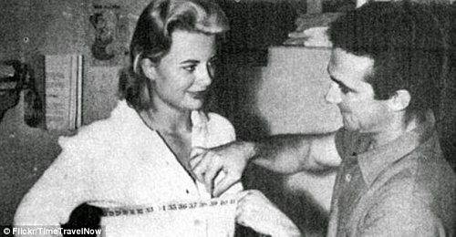 Пинап (pin-up) девушки в процессе подготовки к фотосессиям (1950-е) () Пинап (pin-up) девушки в процессе подготовки к фотосессиям (1950-е)