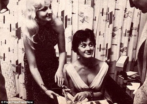 Пинап (pin-up) девушки в процессе подготовки к фотосессиям (1950-е) () Пинап (pin-up) девушки в процессе подготовки к фотосессиям (1950-е)