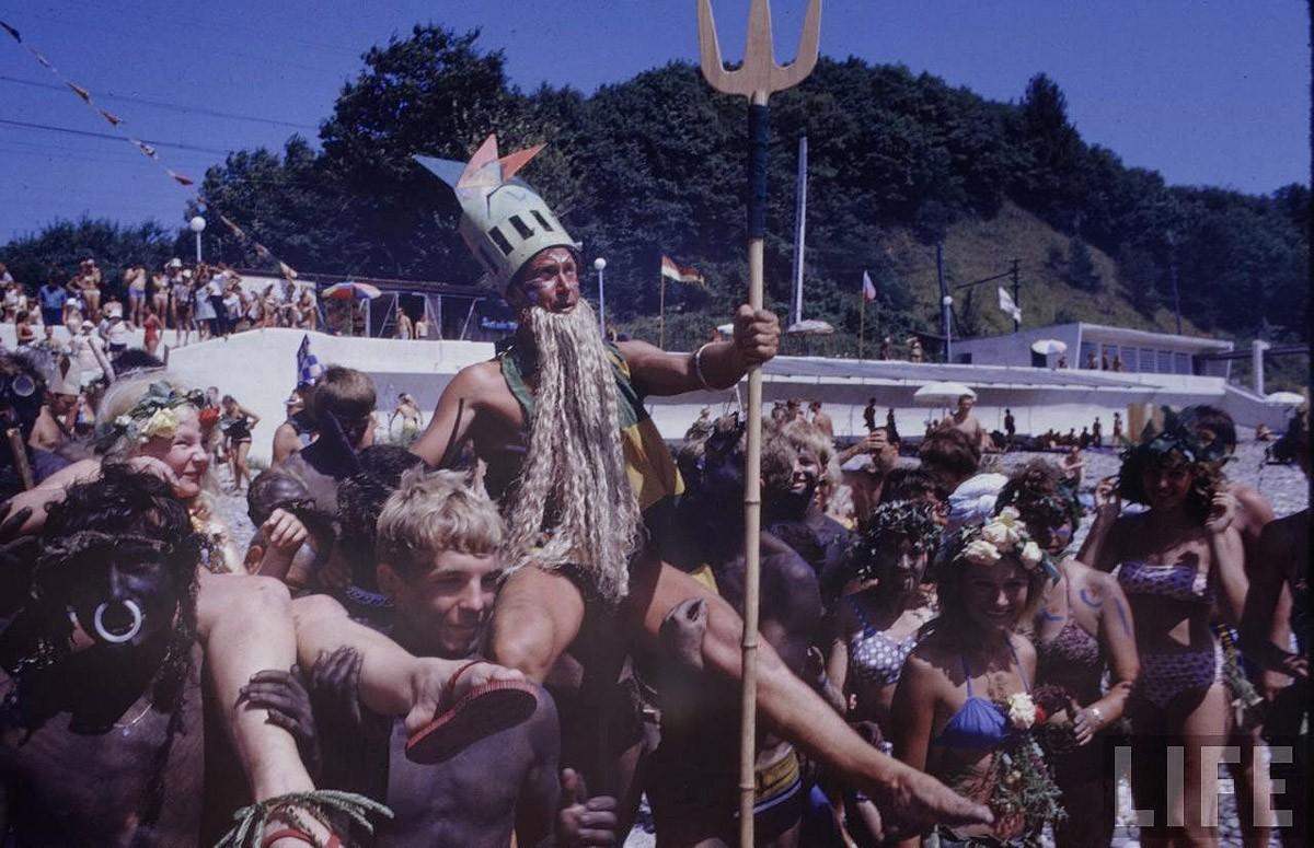 Советская молодежь 60-х на пляже: фотографии Билла Эпприджа