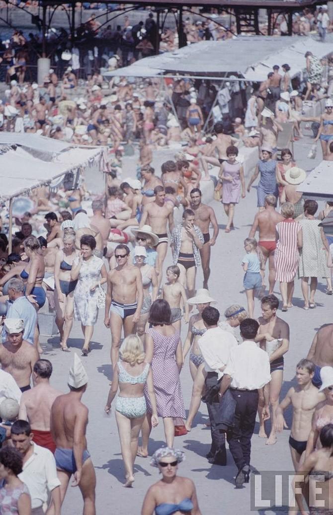 Советская молодежь 60-х на пляже: фотографии Билла Эпприджа () Советская молодежь 60-х на пляже: фотографии Билла Эпприджа