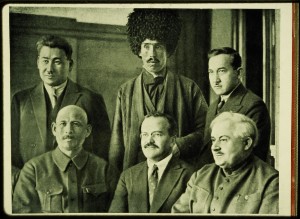 Фотография советских партийных деятелей до ретуши.