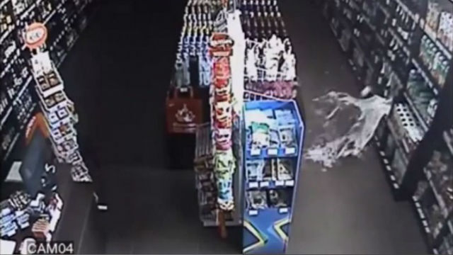 В чебоксарском магазине привидение разбило бутылку шампанского + Видео