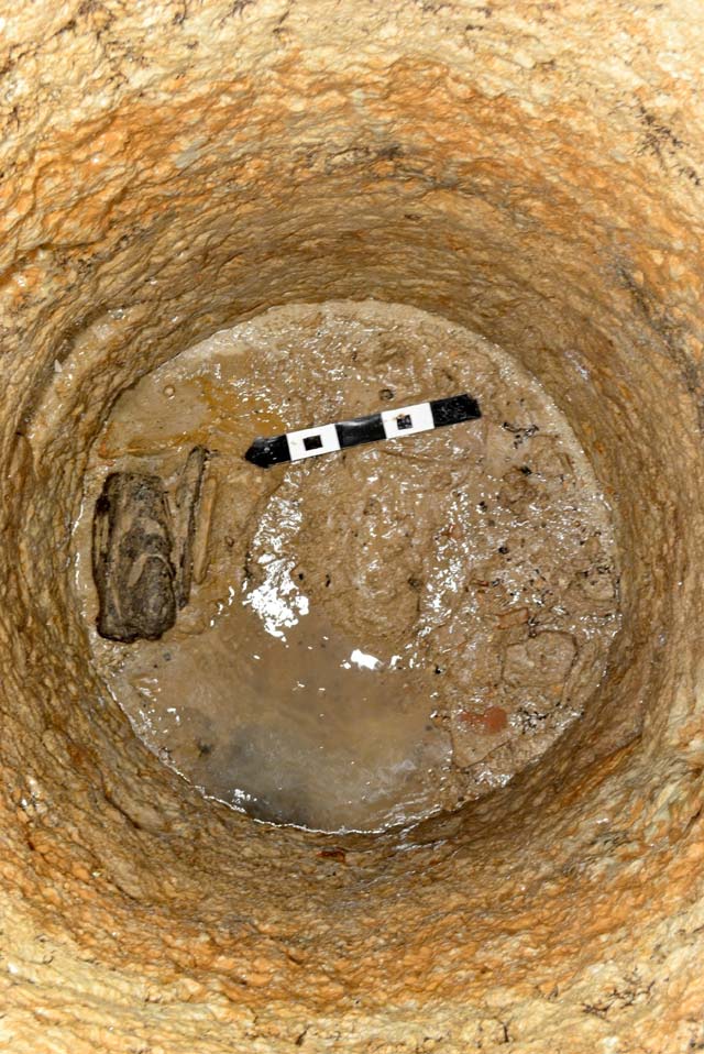 В Греции найдена редкая деревянная статуя () В Греции найдена редкая деревянная статуя