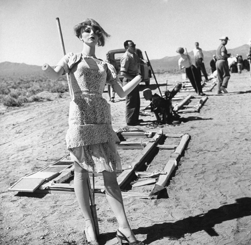 Испытания ядерного оружия () Испытания ядерного оружия