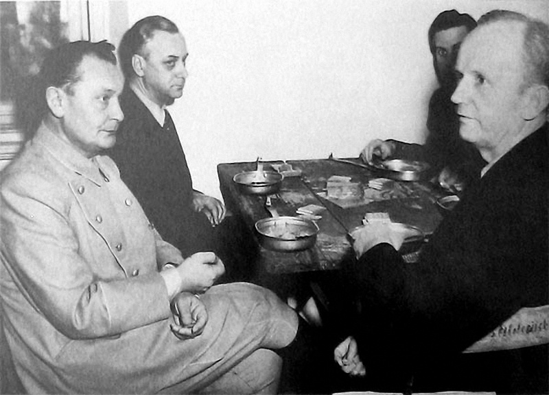 Нюрнбергский процесс в фотографиях () Нюрнбергский процесс в фотографиях