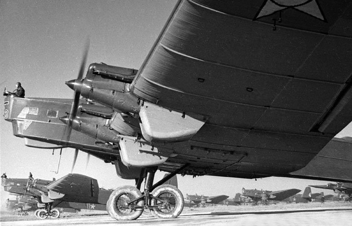 Первый в мире летающий авианосец () Первый в мире летающий авианосец