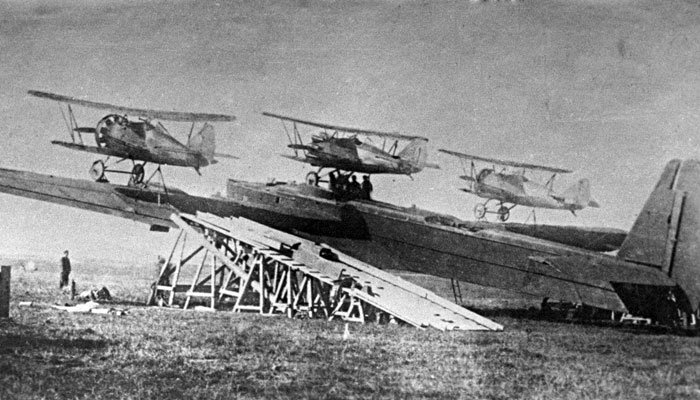 Первый в мире летающий авианосец () Первый в мире летающий авианосец