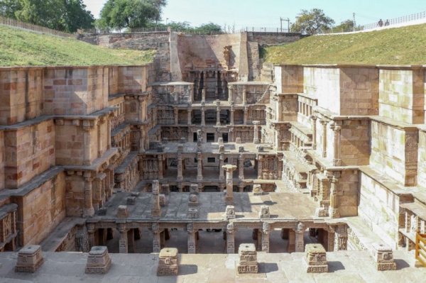 Уникальный колодец Рани ки вав (Rani Ki Vav) () Уникальный колодец Рани ки вав (Rani Ki Vav)