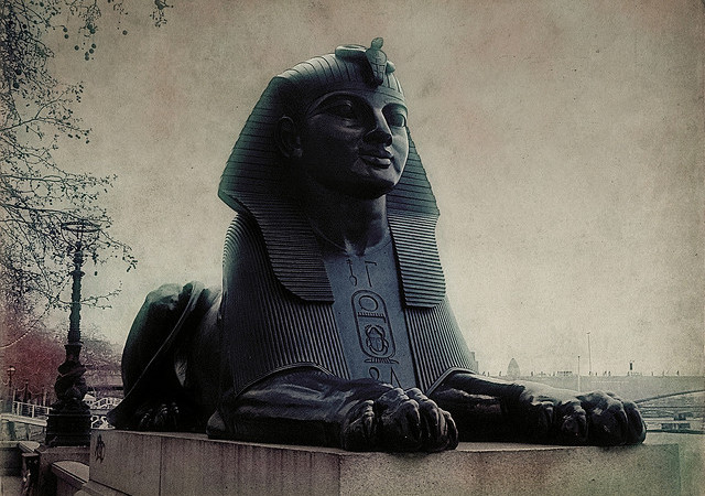 В Греции обнаружены голова сфинкса и богиня Аида