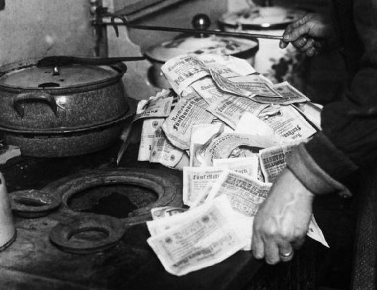 Гиперинфляция в Германии 1923 года. 9 сценок из жизни простого немца () Гиперинфляция в Германии 1923 года. 9 сценок из жизни простого немца