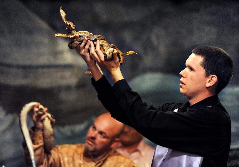 Самые необычные церкви и секты США () Самые необычные церкви и секты США